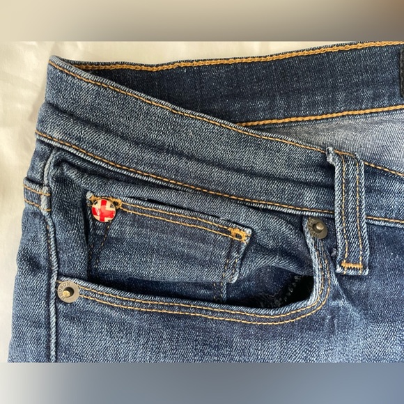 Hudson // Natalie Midrise Super Skinny // Size 29 // Generous Fit - Picture 4 of 11